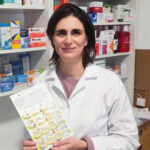 Farmacéutica en Farmacia Sofía López Maya muestra un sistema SPD en San Juan de la Nava, Ávila
