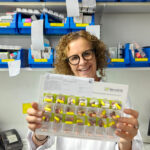 Rosa Pal, farmacéutica titular de la Farmacia Pal en Badalona, mostrando un blíster SPD de Venalink, utilizado para mejorar la adherencia al tratamiento de sus pacientes.