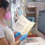 Equipo de Farmacia La Colina explicando el uso del SPD a cuidadores