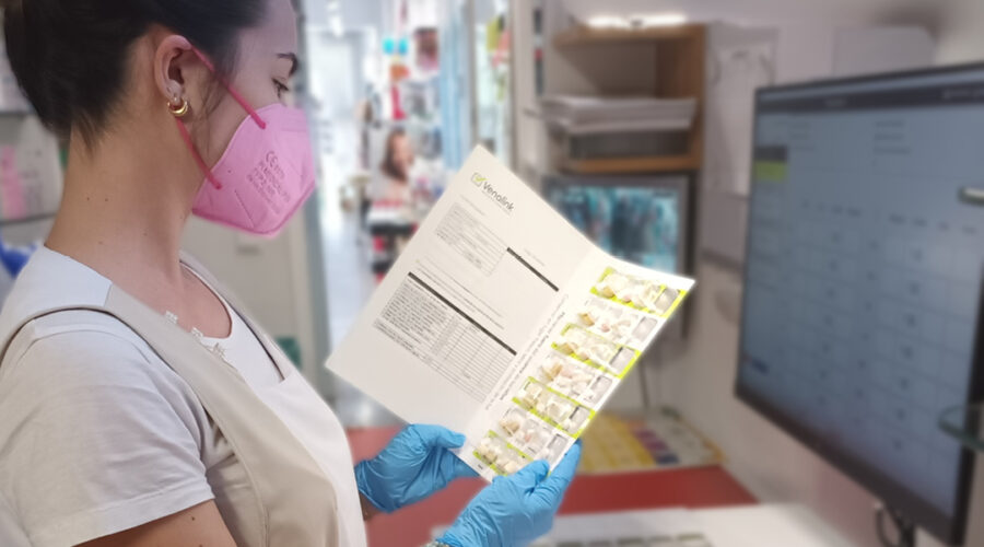 Equipo de Farmacia La Colina explicando el uso del SPD a cuidadores