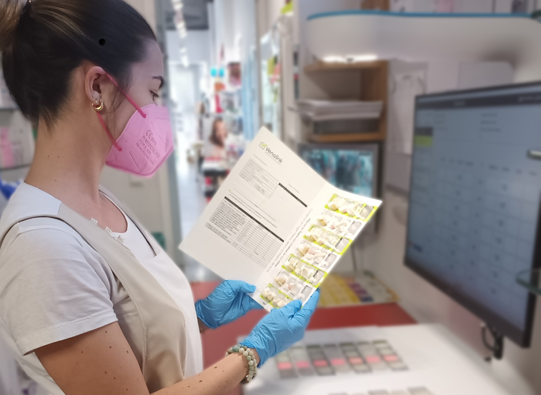 Equipo de Farmacia La Colina explicando el uso del SPD a cuidadores