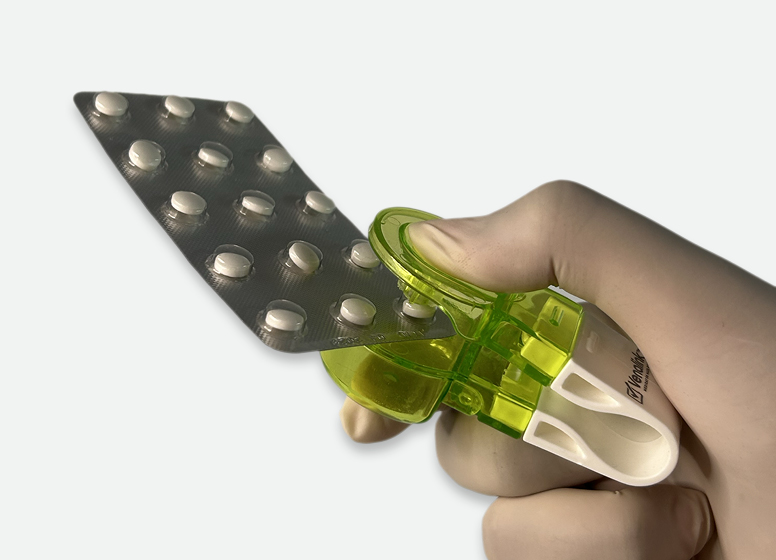 Desemblistador portátil SPD Venalink en uso abriendo blíster de medicamentos