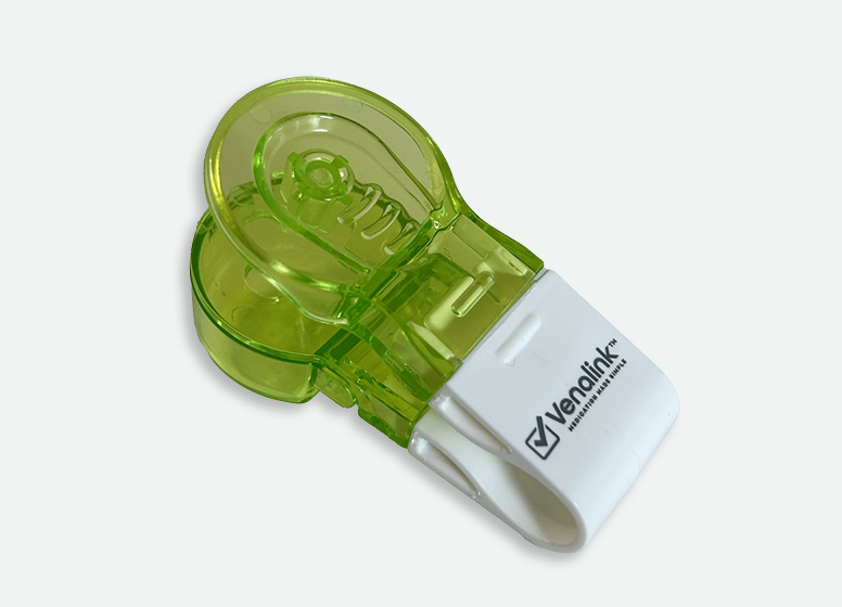 Desemblistador portátil SPD Venalink en uso abriendo blíster de medicamentos