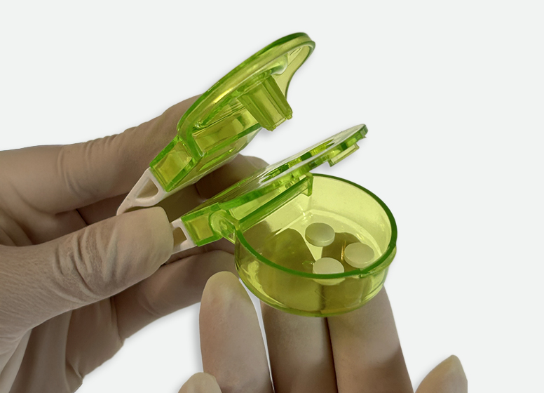 Desemblistador portátil SPD Venalink en uso abriendo blíster de medicamentos