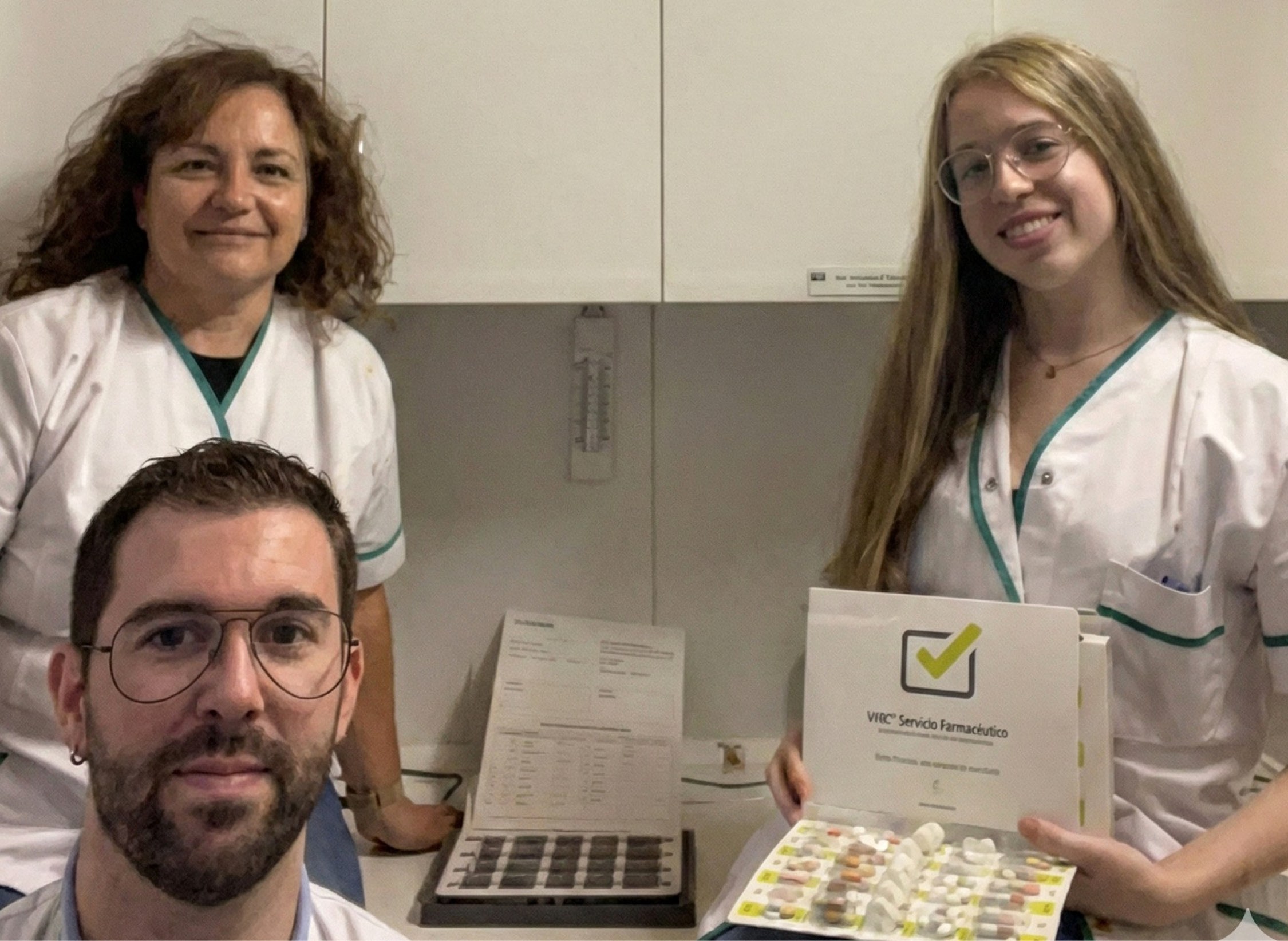 Equipo de la Farmacia Sandra Fernández G. con sistemas personalizados de dosificación SPD de Venalink para mejorar la adherencia terapéutica