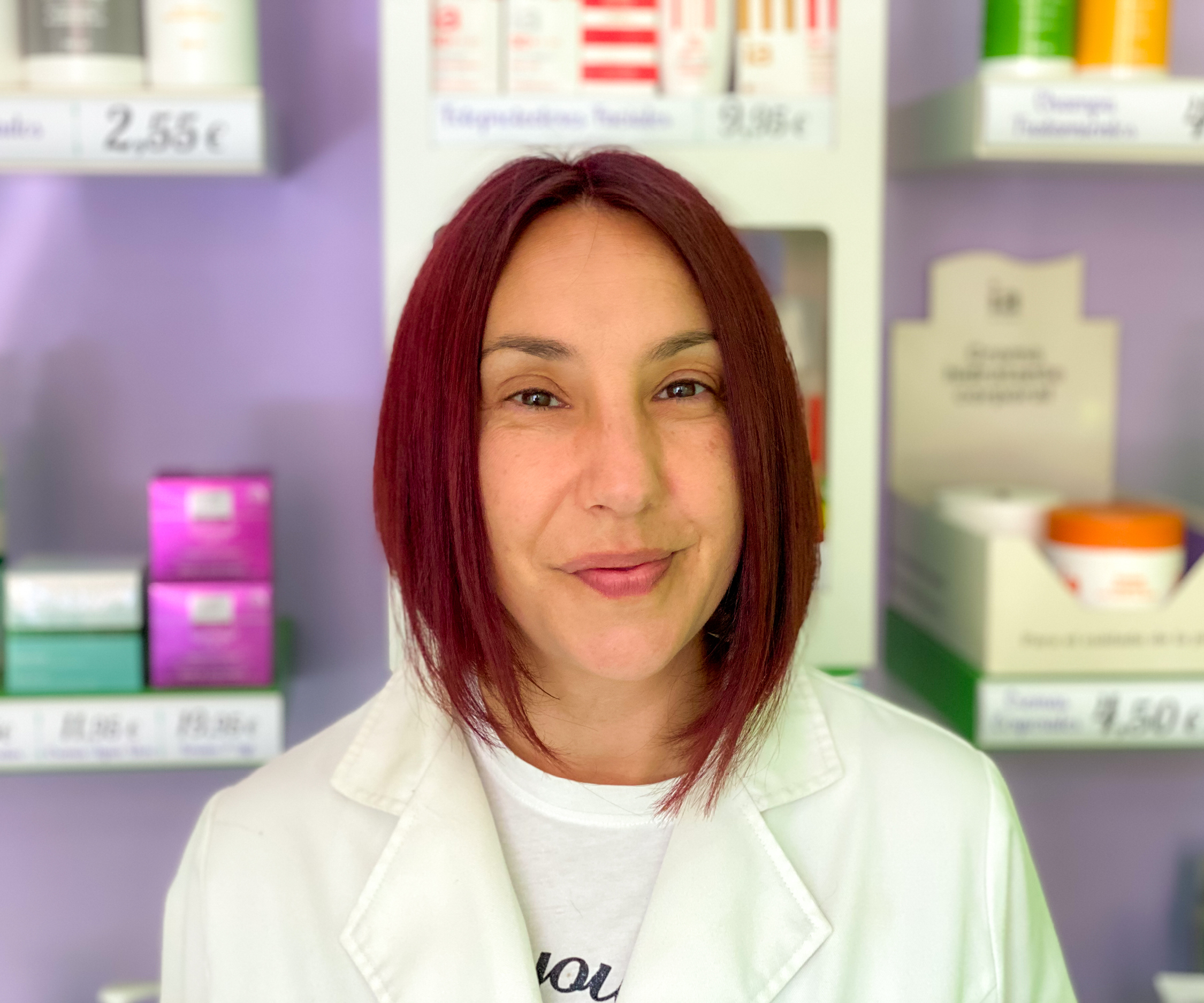 Farmacéutica preparando un sistema personalizado de dosificación SPD para una paciente mayor en una farmacia rural