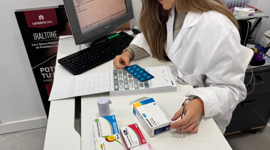 Rosa María de la Plaza en su Farmacia de Villaviciosa de Odón